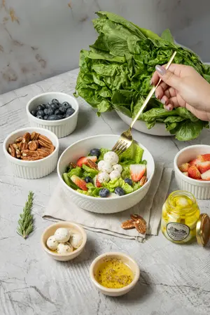 Ensalada Silvestre con Frutos del Bosque y Lactoesferas